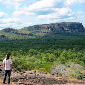 Tourist at Nawurlandja lookout