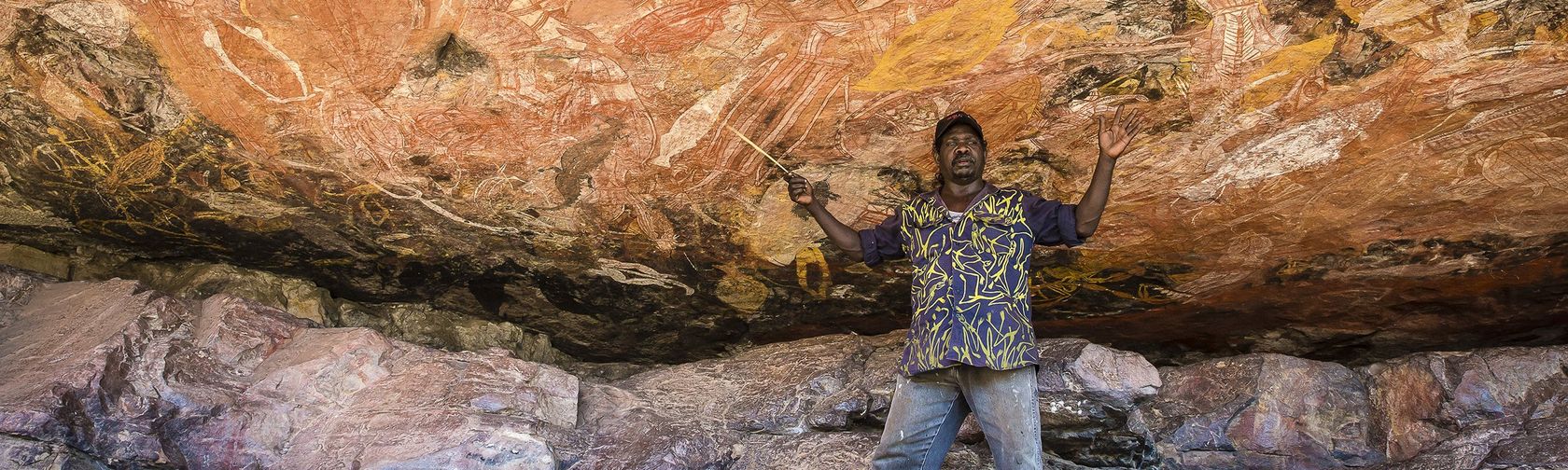 Injalak Arts Rock Art Tour. Roland Burrunali tour guide. Photo: Richard L'Anson.